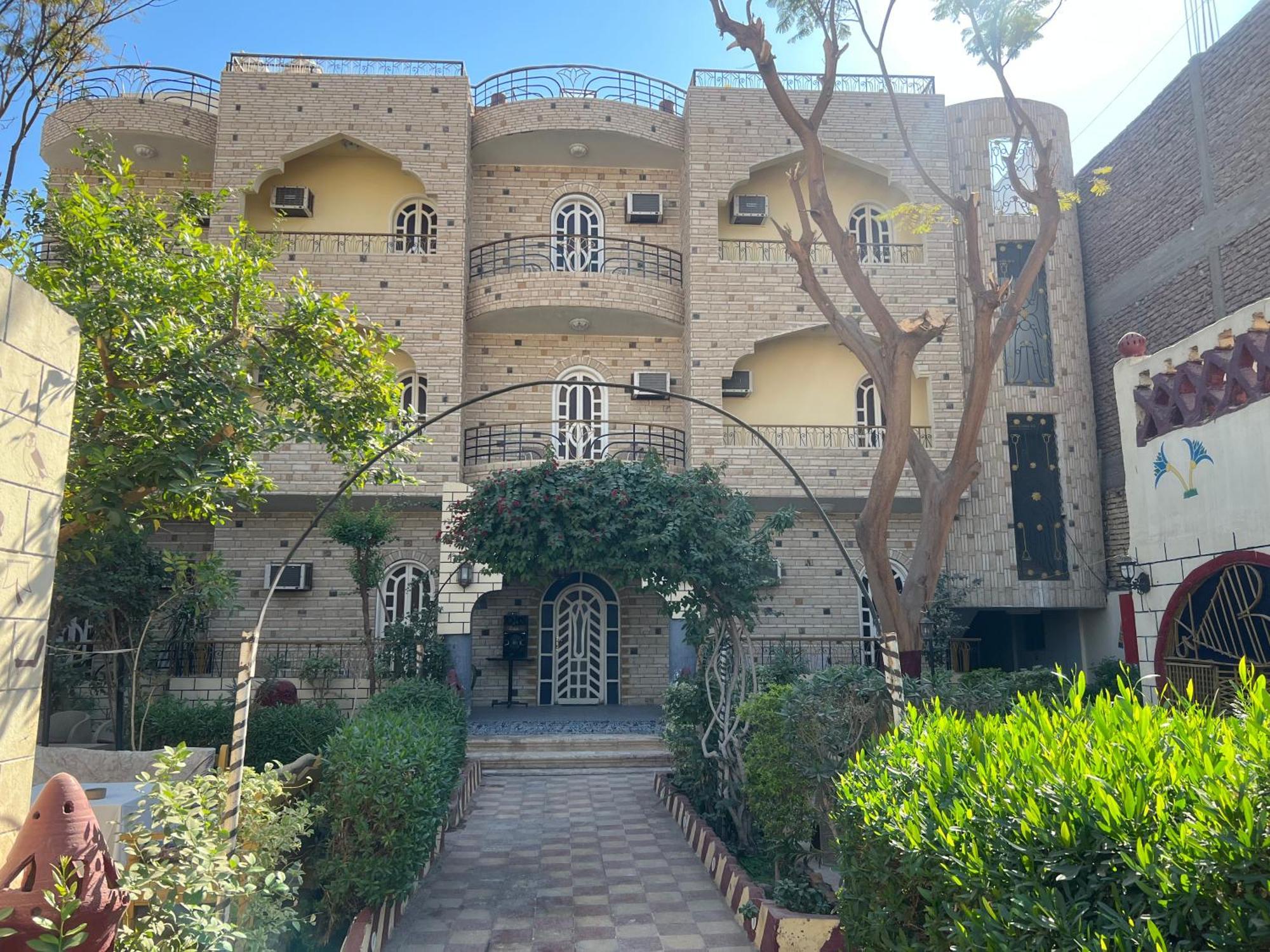 Elphardous Hotel Luxor Eksteriør bilde