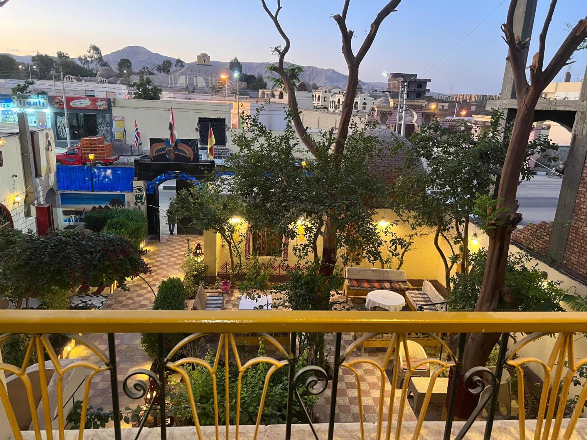 Elphardous Hotel Luxor Eksteriør bilde
